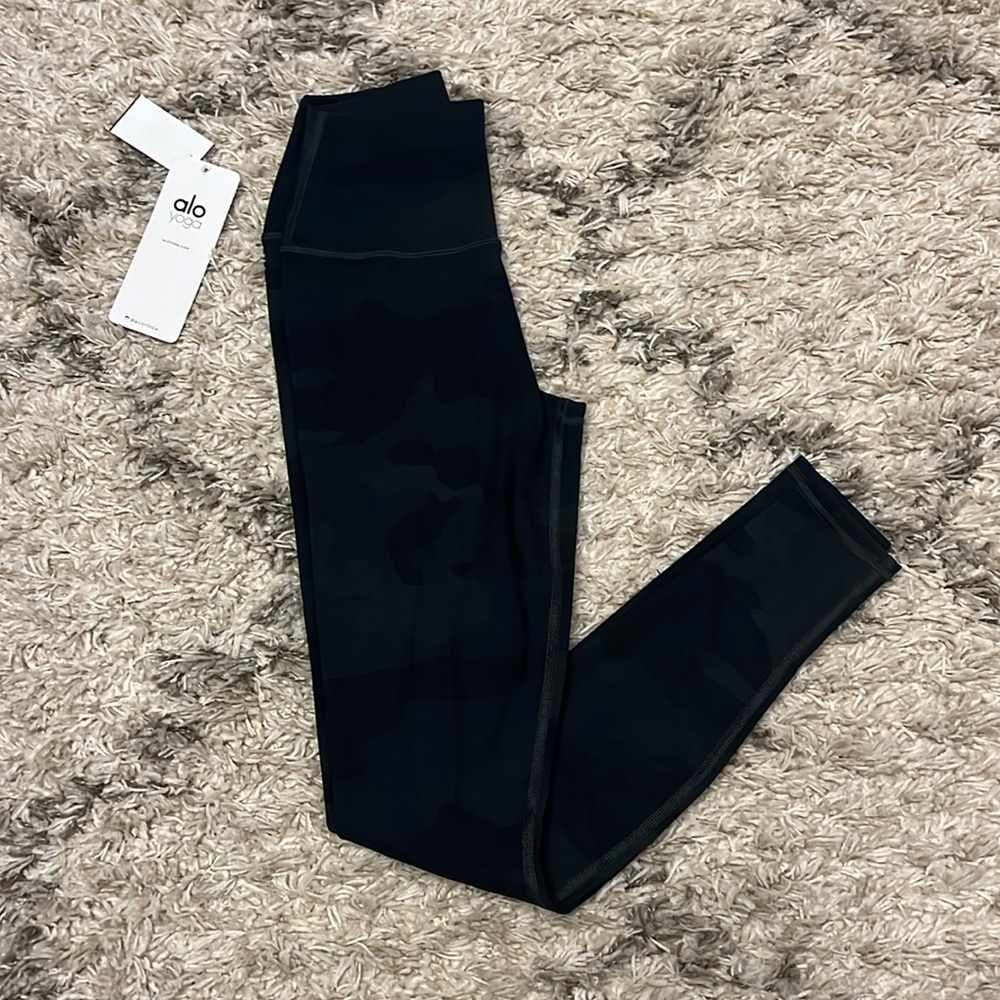 ALO Yoga high-waist vapor legging. Size xs. Black camouflage. New with tags.